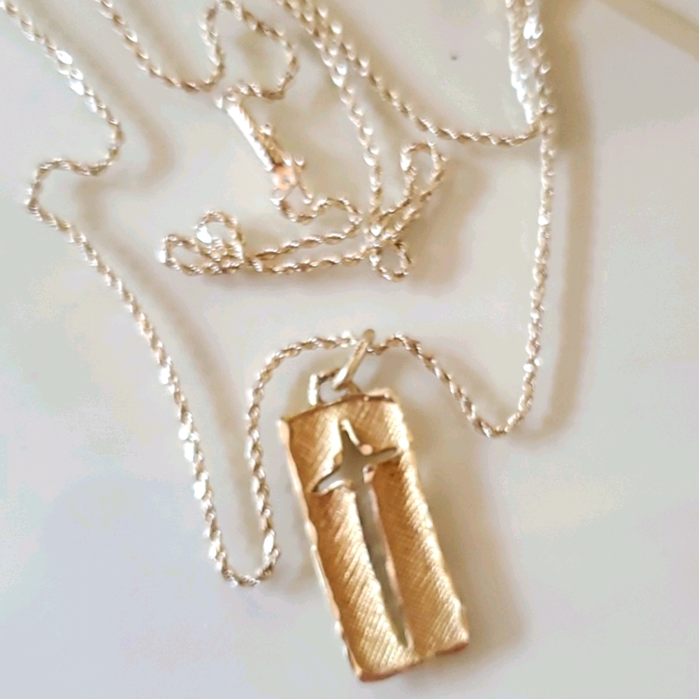 14kt Italy yellow gold chain with cross.